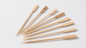 飲食業界向け耐久性500回以上のプロ用平型金属串と使い捨て竹串の最適選択基準